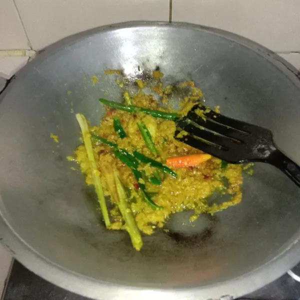 Tumis bumbu halus hingga harum, kemudian masukkan sereh, daun salam, cabe hijau, dan cabe rawit merah. Masak sampai bumbu matang.