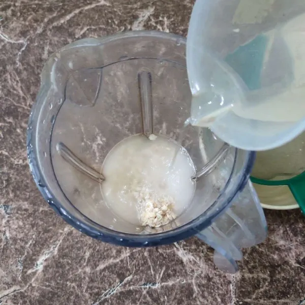 Masukkan oats dan tepung beras ke dalam blender kemudian masukkan air.