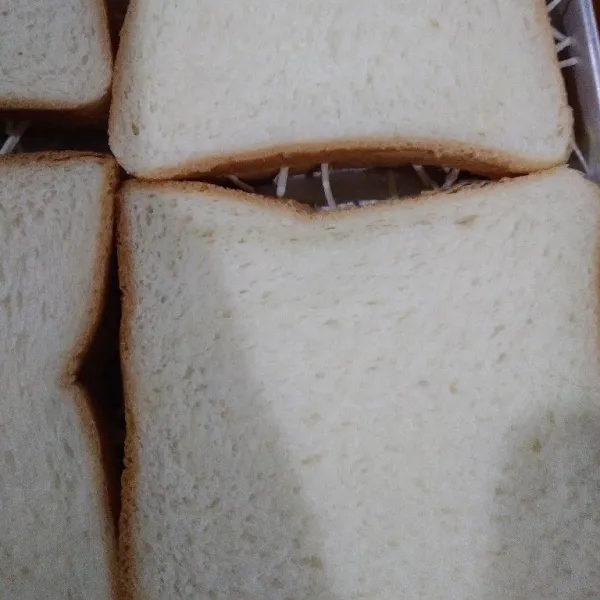 Tutup dengan sisa roti tawar.