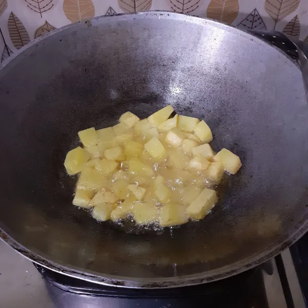 Goreng kentang hingga setengah matang.