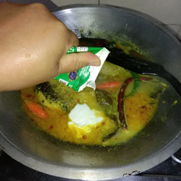 Tuang santan instan, garam, dan gula. Masak hingga air menyusut dan kuah mengental.