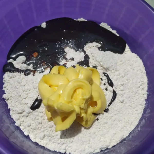 Campur tepung mocaf, butter margarin dan susu kental manis.