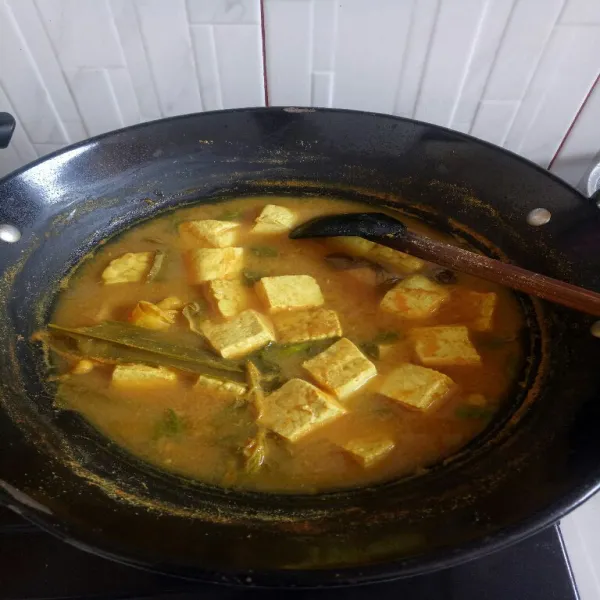 Masak hingga kuah sedikit menyusut. Siap disajikan.