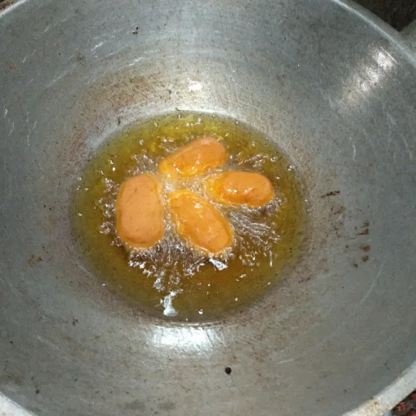 Panaskan minyak goreng, lalu goreng pilus ubi hingga matang.