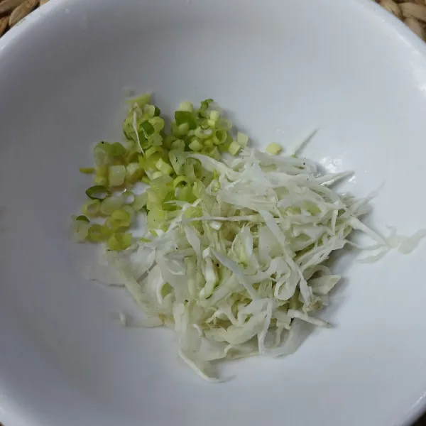Rajang halus kubis dan daun bawang.