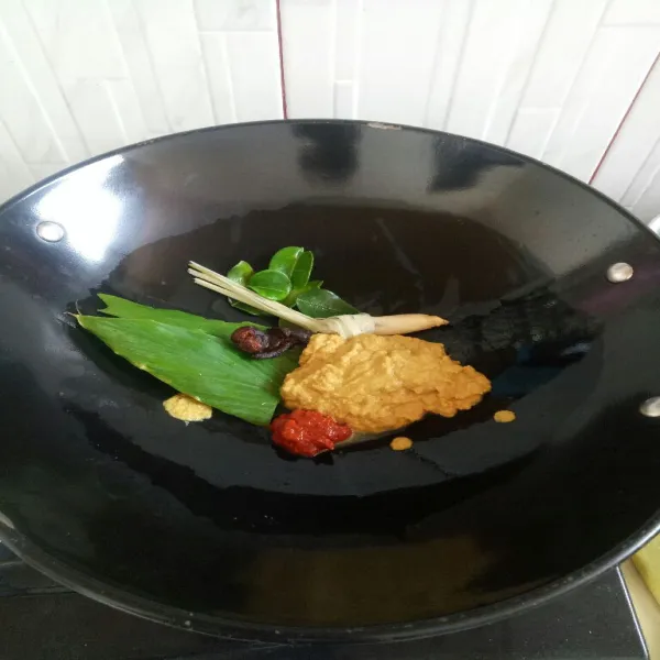 Blender bumbu halus, lalu masukkan semua bumbu ke dalam wajan.