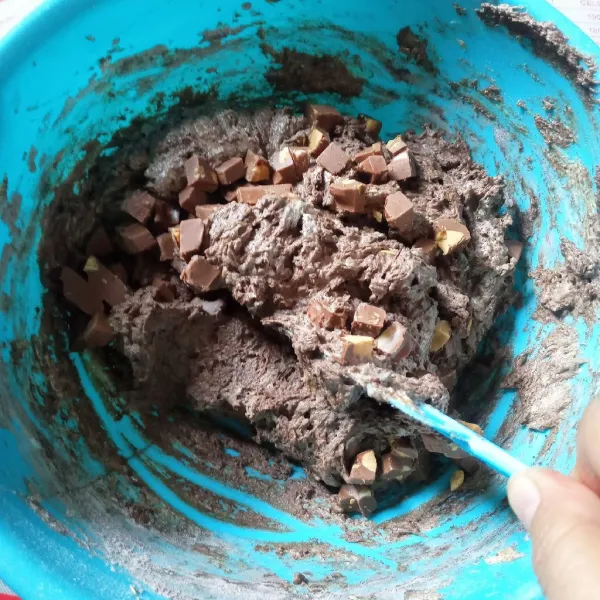 Masukkan bahan kering sambil diayak, aduk rata tapi jangan over mixed. Masukkan potongan cokelat, aduk asal saja.