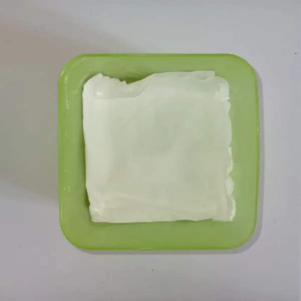 Lipat tisu sesuai bentuk wadah penyimpanan lalu letakkan tisu ke dalam wadah, sisihkan.