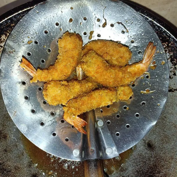 Goreng udang sampai kecoklatan pada minyak yang panas dengan api cenderung kecil