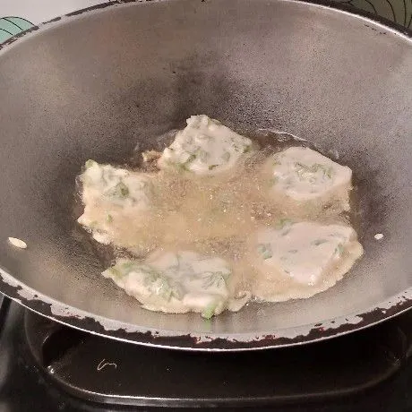 Kemudian goreng tempe dengan api sedang, sampai matang merata.