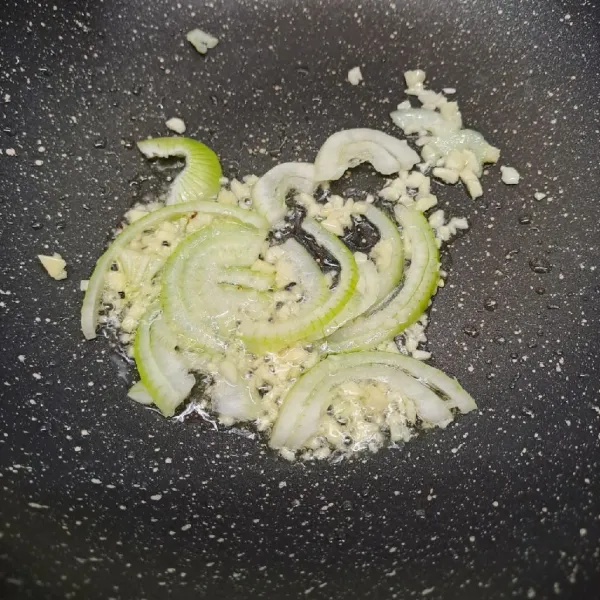 Tumis bawang bombay dan bawang putih sampai layu dan harum.