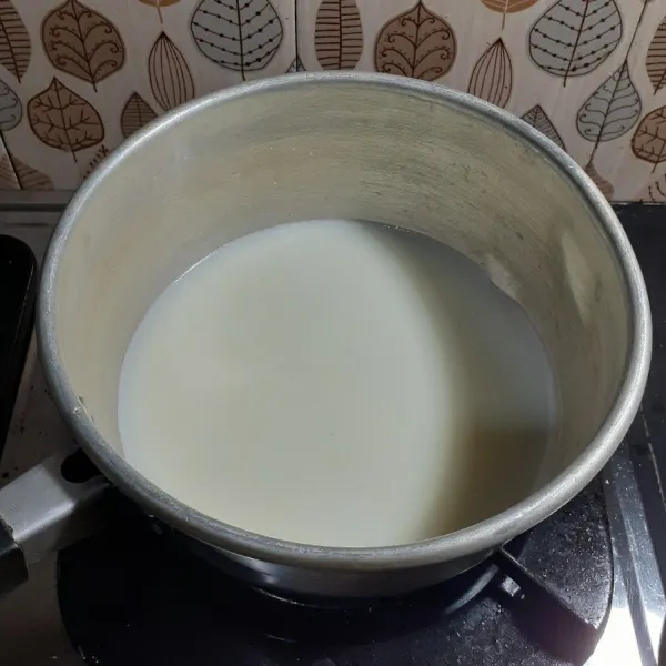Mix air dan susu bubuk, masak hingga mulai mendidih.