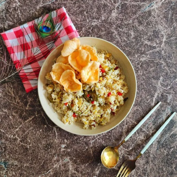 Proses memasak nasi goreng arang menggunakan tungku dan arang di Kecamatan Pare