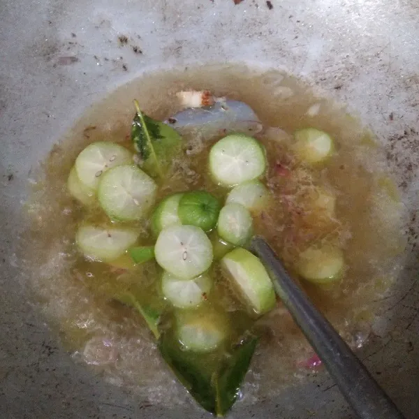 Masukkan belimbing wuluh.