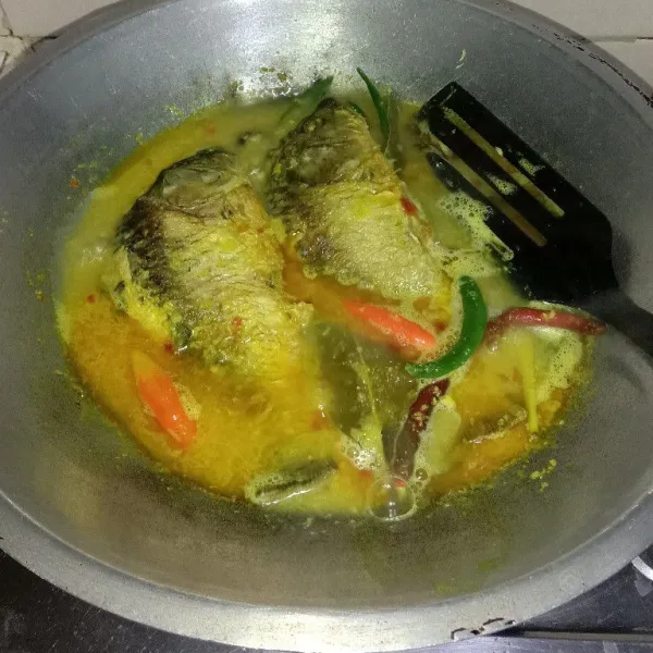 Tambahkan air lalu masak hingga air mendidih, lalu masukkan ikan.