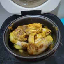 Campurkan ayam dan bahan utama lainnya, kemudian rebus hingga bumbu meresap.