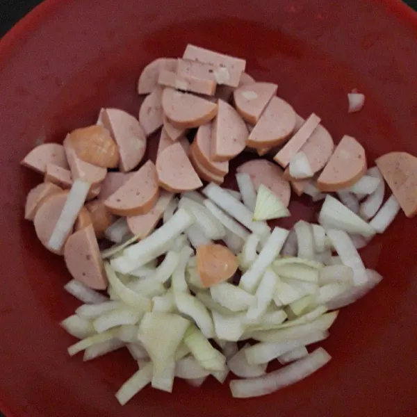 Sambil menunggu, potong tipis sosis dan juga bawang bombay.