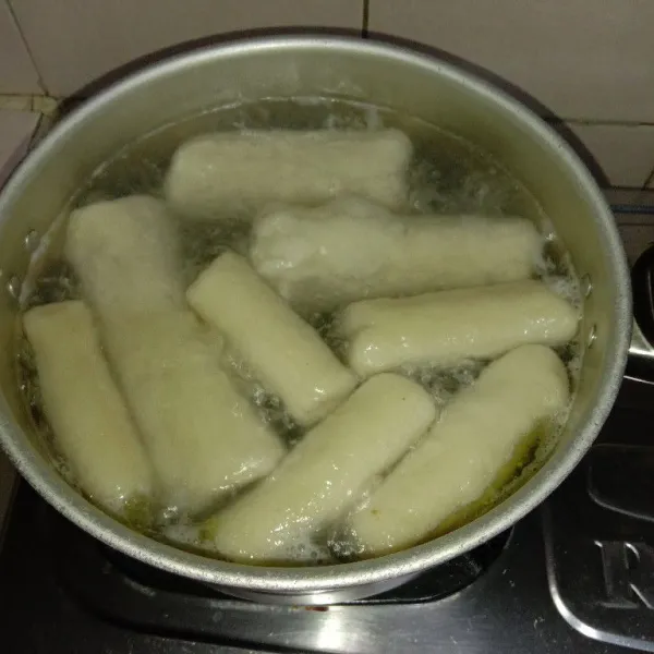 Ambil sebagian adonan, bentuk pempek lenjer lalu masak dengan air mendidih sampai pempek mengambang, angkat dan tiriskan.