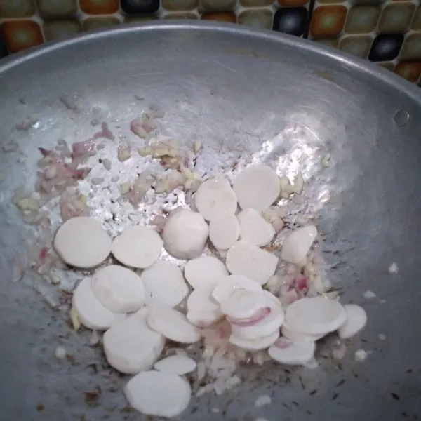 Tumis bawang putih dan bawang merah hingga harum, tambahkan irisan bakso, aduk hingga rata.
