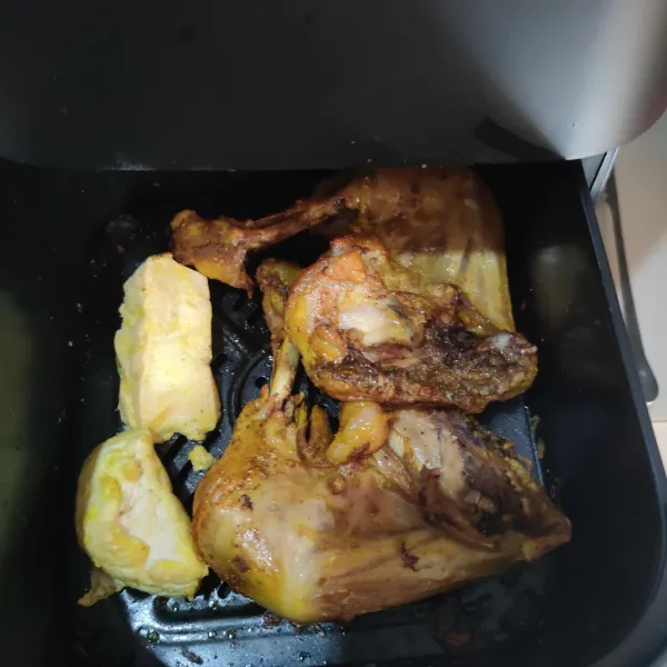 Air fryer ayam dengan suhu 200°C selama 20 menit.