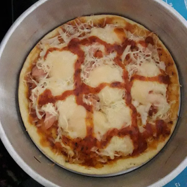 Panggang selama kurang lebih 15-20 menit. Sesuaikan dengan oven masing-masing. Angkat, potong sesuai selera dan sajikan.