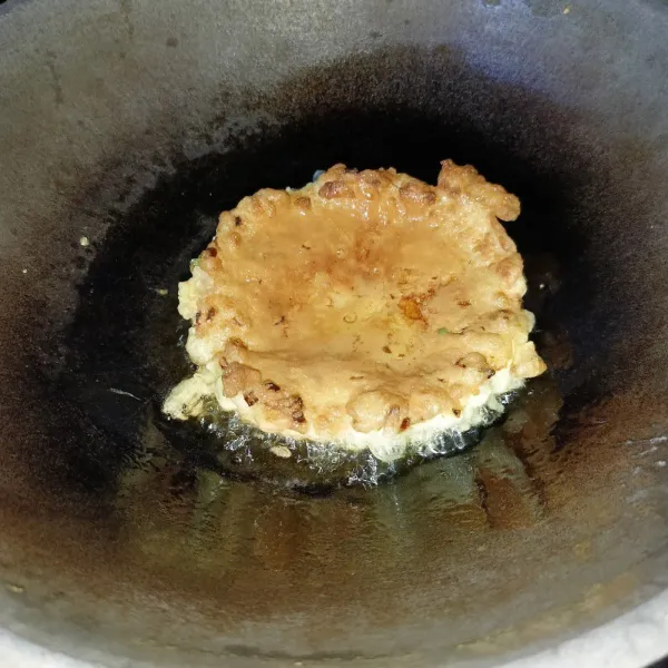 Bila bagian bawah sudah tampak sedikit kecokelatan, segera balik dan masak sampai telur matang. Angkat telur dan tiriskan sebentar, telur dadar siap disajikan.