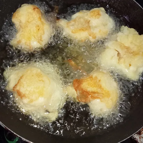Panaskan minyak lalu masukkan tape dan goreng hingga kuning keemasan. Angkat, tiriskan dan sajikan. Yummy...