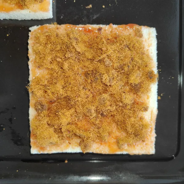 Taburi roti dengan abon, sampai permukaannya tertutup