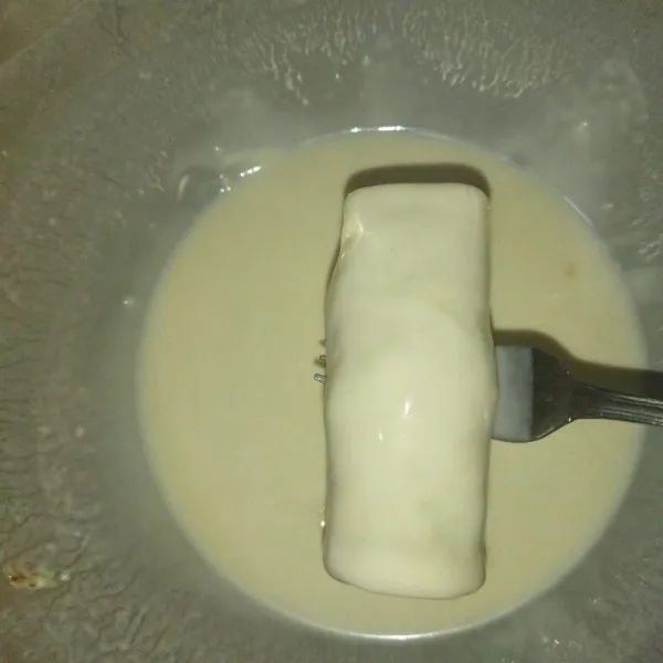 Campur tepung terigu dan air secukupnya untuk bahan pencelup, lalu celupkan risol.