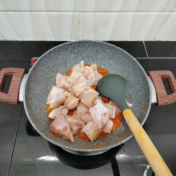 Lalu masukkan ayam, aduk rata hingga ayam berubah warna.