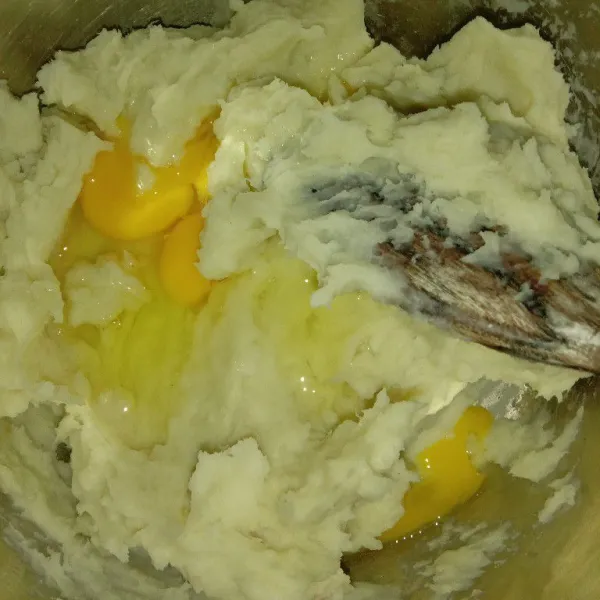 Setelah hangat tambahkan 2 butir telur, aduk rata.