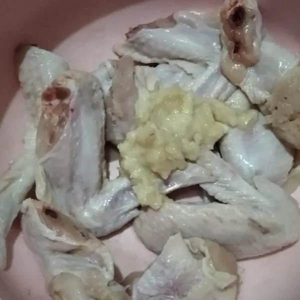 Balurkan rata pada sayap ayam. Masukkan dalam kulkas selama 1 jam.