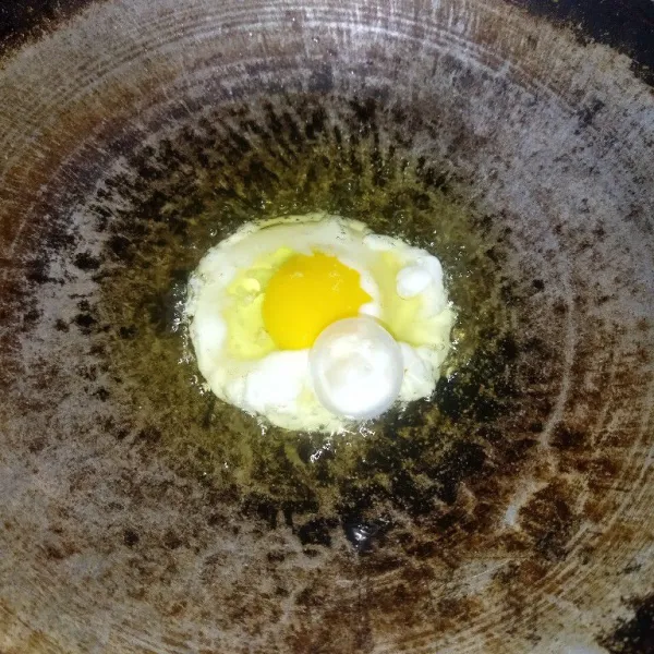 Panaskan minyak goreng secukupnya, lalu ceplok telur dengan diberikan garam secukupnya.