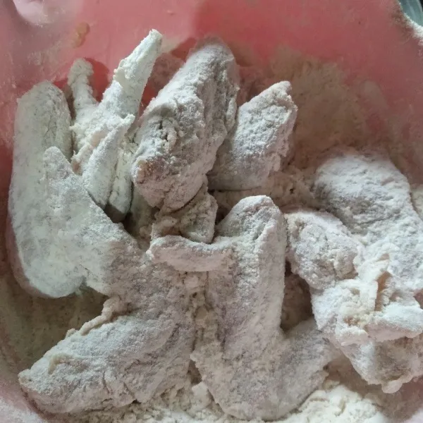 Campurkan tepung terigu dengan kaldu bubuk dan Lada bubuk, aduk rata. Campurkan tepung pada ayam hingga rata.