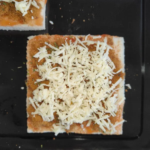 Beri parutan keju mozarella diatasnya