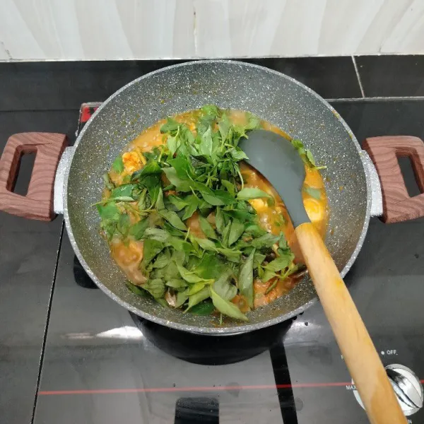 Setelah itu masukkan daun kemangi. Aduk rata.