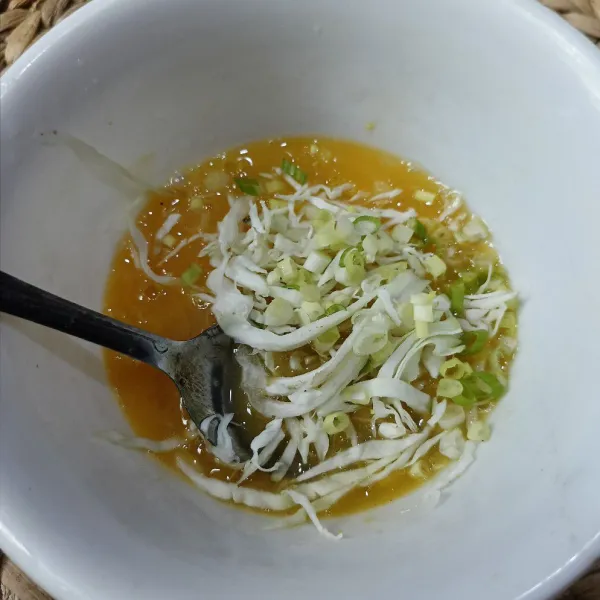 Masukkan kubis dan daun bawang, aduk rata.