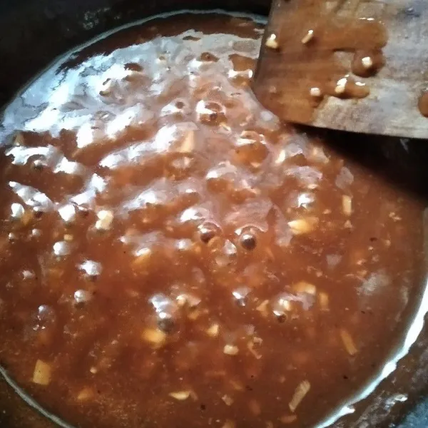 Tumis bawang putih hingga harum, masukkan semua bahan saus, aduk rata. Tambahkan air masak hingga mendidih. Matikan kompor. Tunggu hingga saus agak dingin.