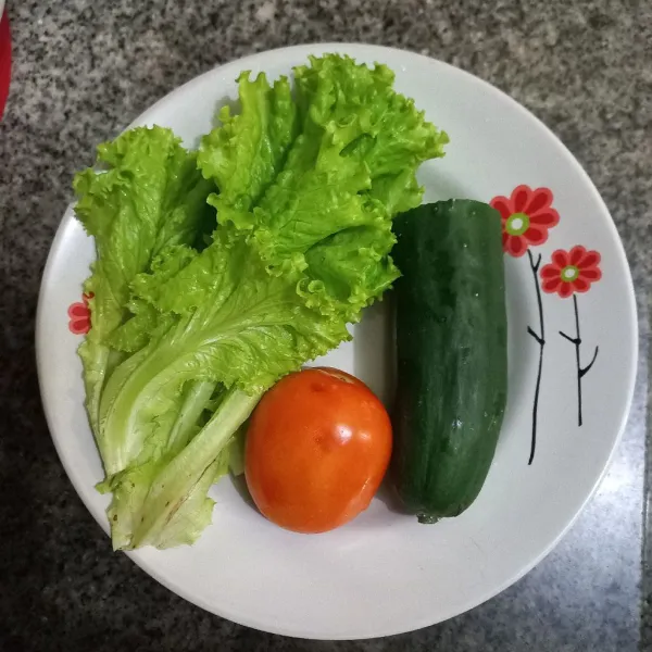 Cuci bersih daun selada, tomat dan timun jepang.