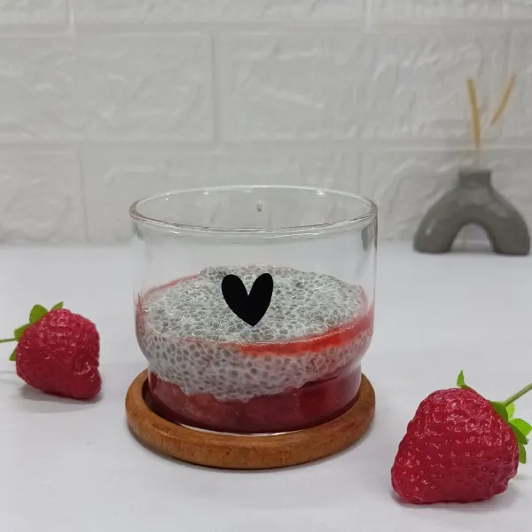 Masukkan chia pudding.