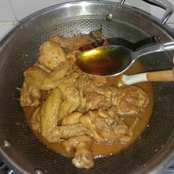 Setelah air mengental tambahkan air asam jawa dan madu, aduk rata masak sebentar, koreksi rasa lalu angkat. Pisahkan ayam dan kuahnya..