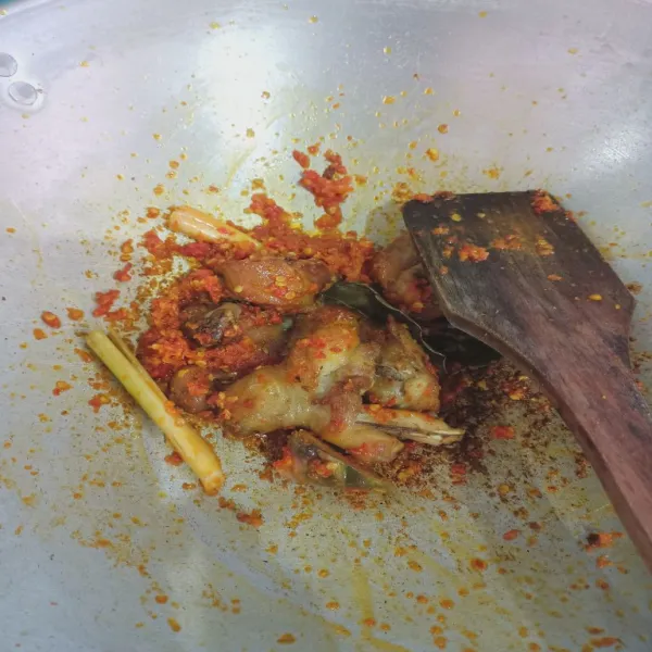 Masukkan ayam yang telah digoreng