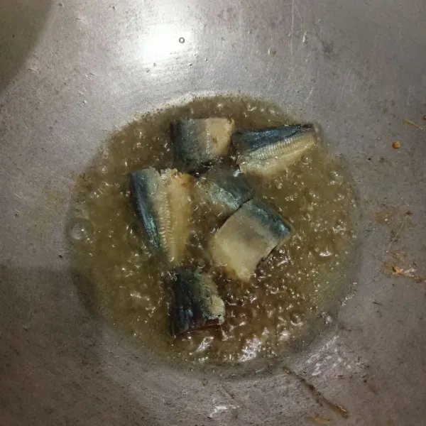 Rendam ikan asin dalam air panas. Lalu potong dan goreng.