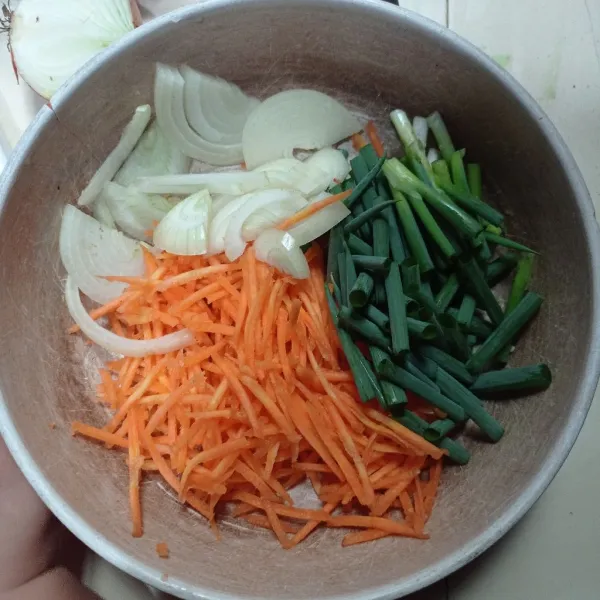 Potong kecil wortel, daun bawang, dan bawang bombay, sisihkan.