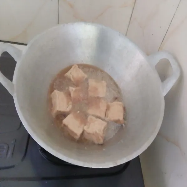 Masukan tahu dan tunggu sampai air menyusut