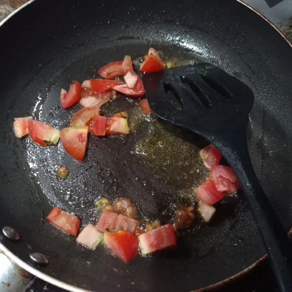 Masukkan tomat, masak sampai lunak.