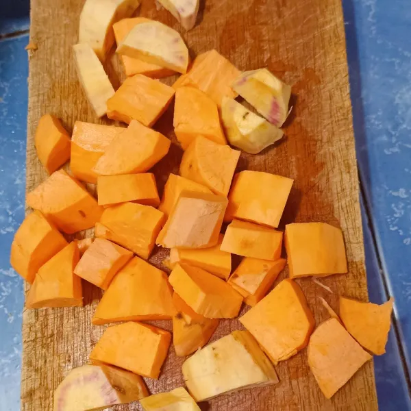 Potong potong ubi untuk ukuran satu suap. Sisihkan. Pisangnya dikupas dan dipotong saat adonan kolak sudah jadi saja.