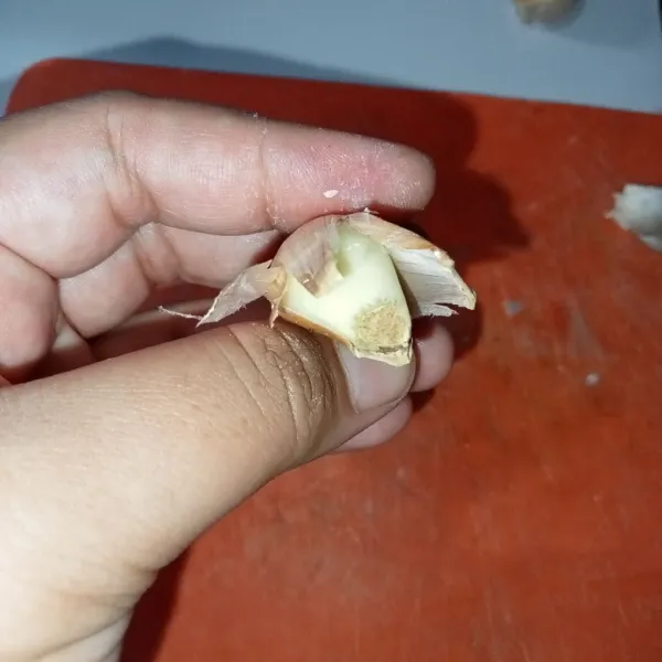 Bawang putih akan terkelupas dengan mudah.