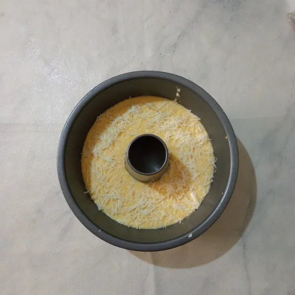 Tuang dalam loyang chiffon yang sudah dioles tipis margarin, taburi dengan keju parut. Panggang dengan oven suhu 160°C selama 50 menit atau sampai matang sesuaikan dengan oven masing-masing.