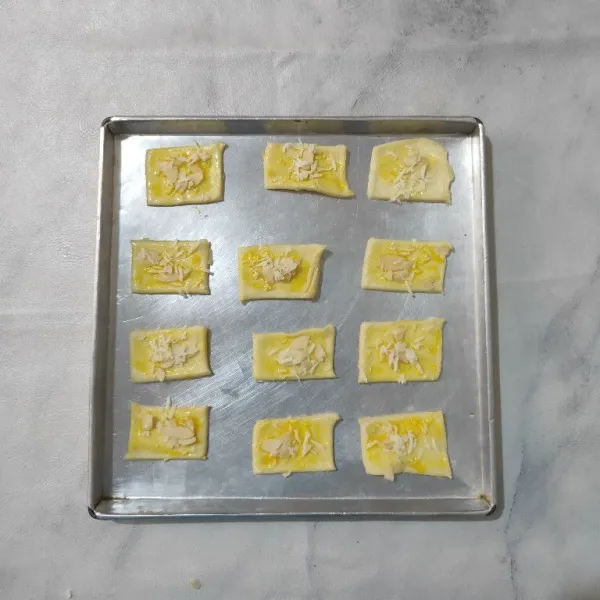 Tata diatas loyang yang sudah dioles tipis margarin. Panggang dengan oven suhu 200°C selama 15 menit atau sampai matang sesuaikan dengan oven masing-masing.